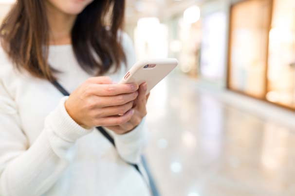 woman-cellphone-onthego